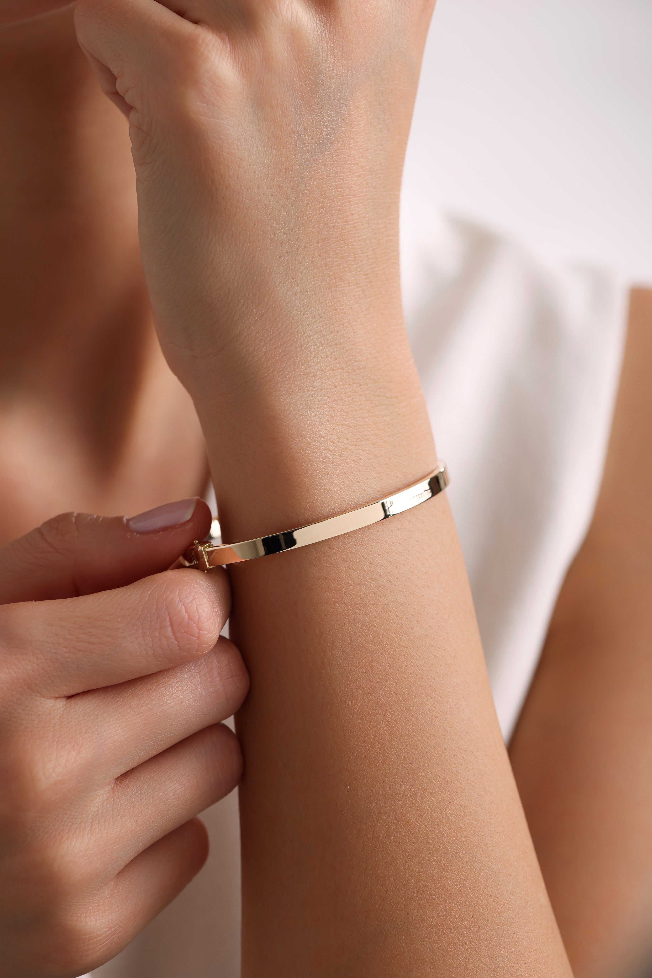 14k Gold Hinged Bangle Bracelet