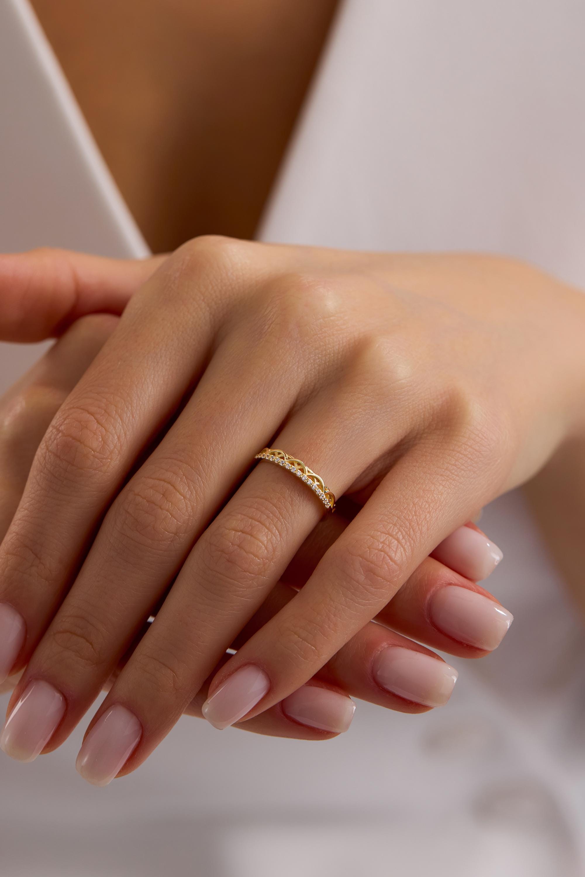 14K Gold Scalloped Diamond Wedding Band